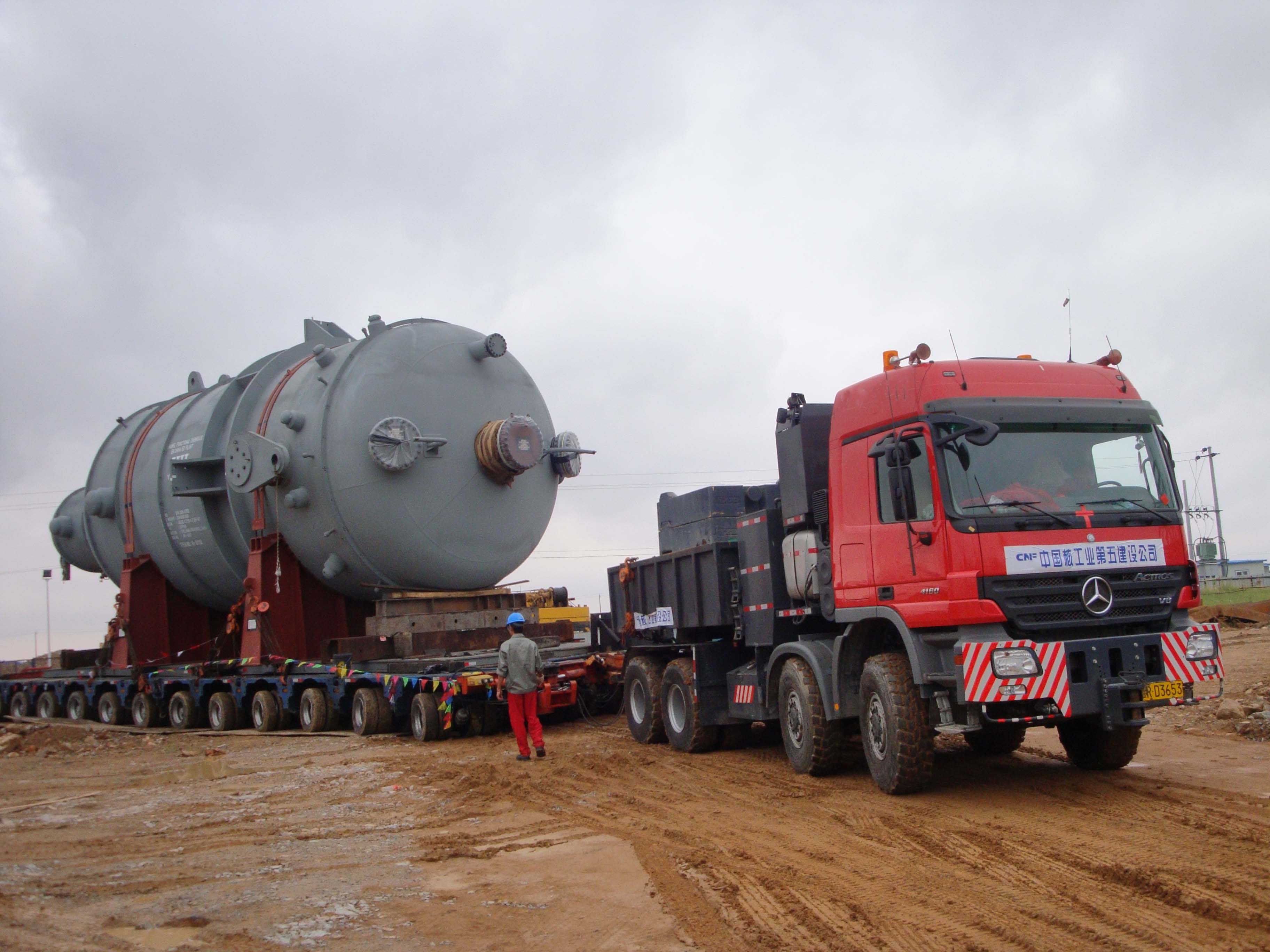 超重型車輛通過(guò)現(xiàn)場(chǎng)內(nèi)部泥濘路面